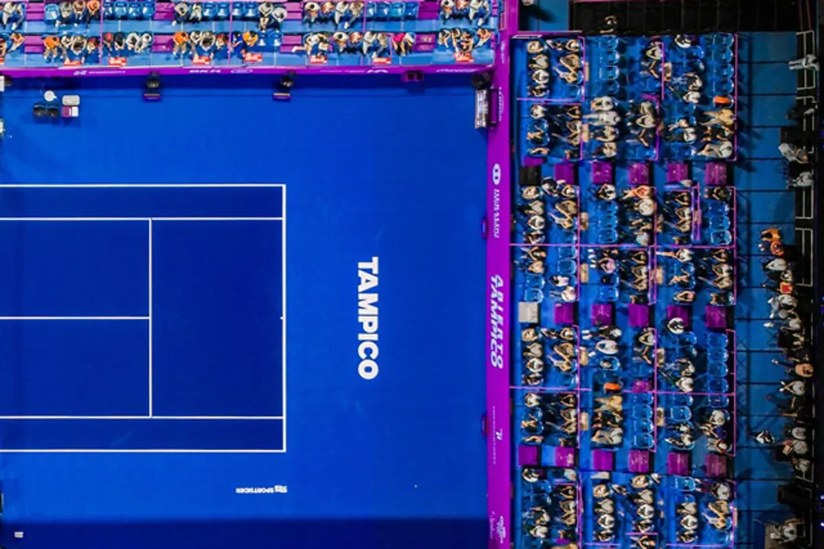 Entrenamiento de alto rendimiento en cancha de tenis