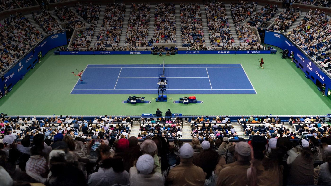 Estadio del US Open lleno durante una sesión de torneo