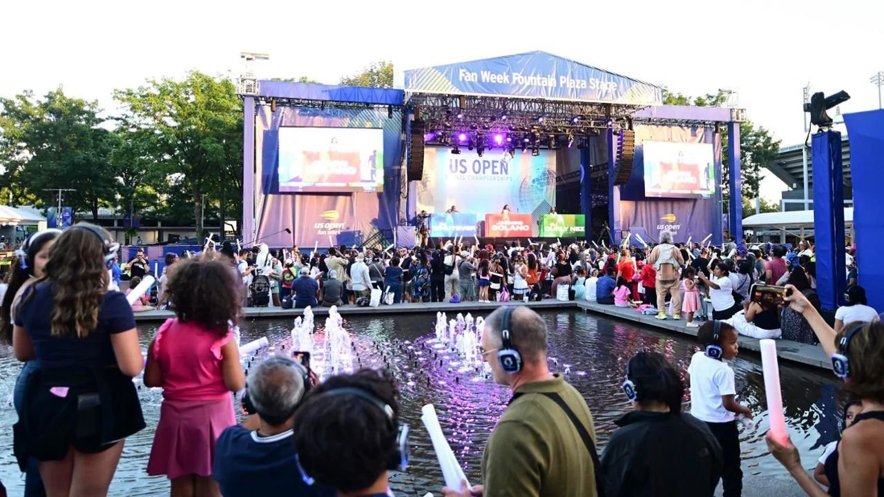 Escenario del Fan Week con público en el complejo del US Open